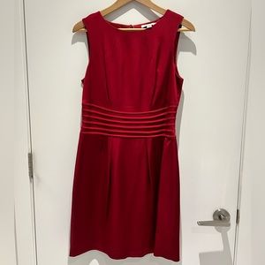 ♥️ Beautiful satin knee length dress with unique pleating pattern